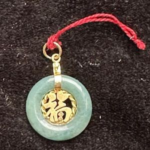 VINTAGE 1980s Hong Kong CIRCULAR DONUT CARVED JADE STONE GOLD FU PENDANT LUCK